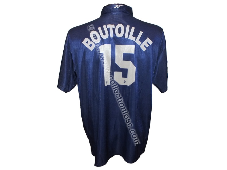 Maillot du LOSC porté par Djezon BOUTOILLE en Championnat de Division 2 lors de la Saison 1998-1999 boutoille-bleu-9899-dos.jpg